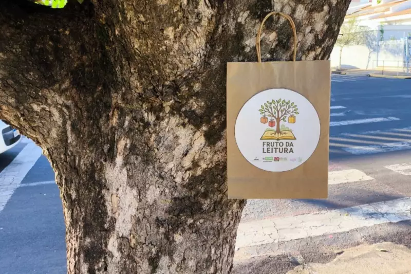 Projeto 'Fruto da Leitura' transforma árvores de Dracena em bibliotecas ao ar livre