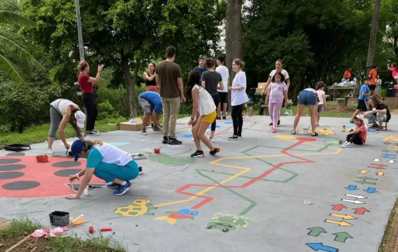Projeto transforma calçadas de Sorocaba em obras de arte para crianças com pinturas de jogos