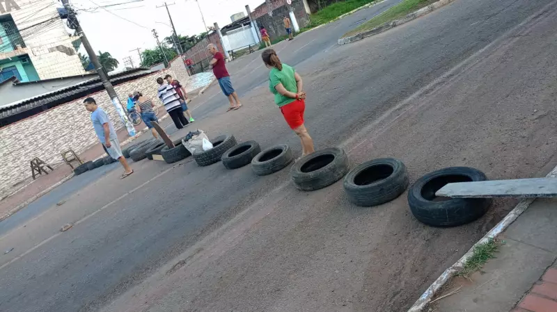 Protesto bloqueia rua e causa transtornos no trânsito na Baixada da Sobral, em Rio Branco