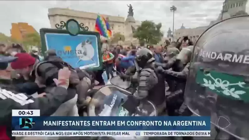 Protesto na Argentina termina em confronto violento entre manifestantes e polícia