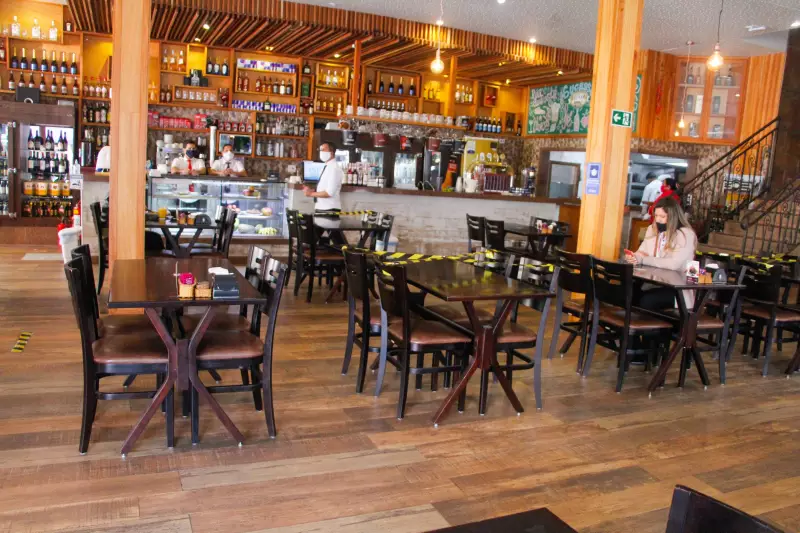 Queda nas vendas de bares e restaurantes em abril: setor enfrenta desafios