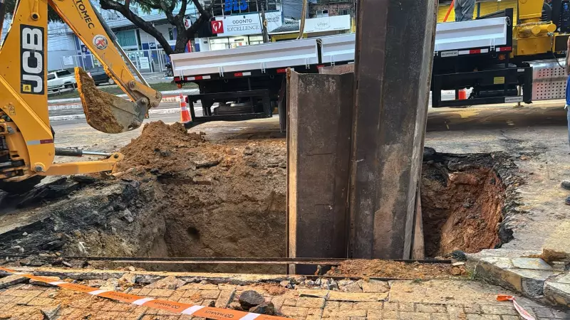 Rede de água se rompe na Avenida Boulevard Álvaro Maia em Manaus e causa transtornos