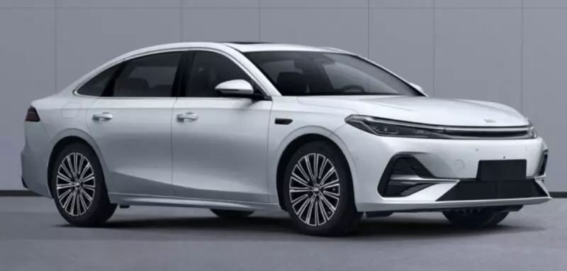 Renault anuncia sedã híbrido com incríveis 2 mil km de autonomia para o Brasil
