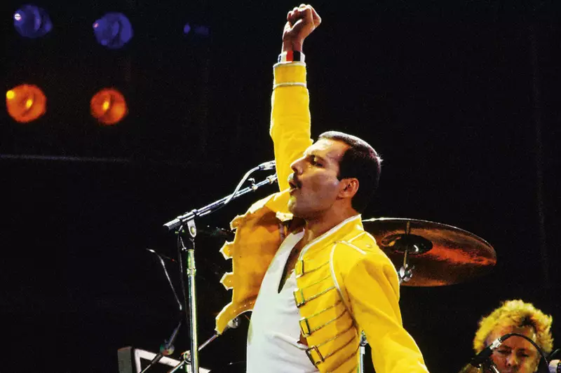 Revelação chocante na nova biografia de Freddie Mercury: detalhes íntimos do ícone do rock