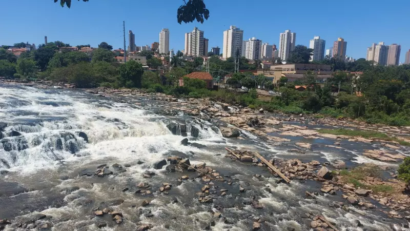 Rio Piracicaba atinge nível mais baixo do ano em apenas um mês: entenda as causas e impactos
