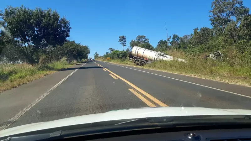 Rodovia MG-452 interditada parcialmente após acidente com carreta-tanque entre Uberlândia e Araxá
