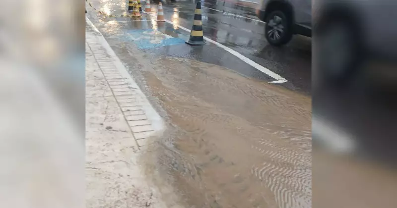 Ruptura de adutora ameaça afundar avenida principal em Balneário Camboriú