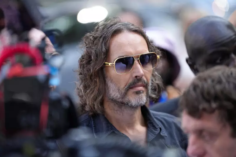 Russell Brand se declara inocente em caso de estupro e agressão sexual: entenda o caso