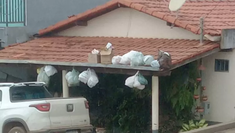 Sacos de lixo invadem telhado de casa em Cristália (MG) devido à falta de coleta