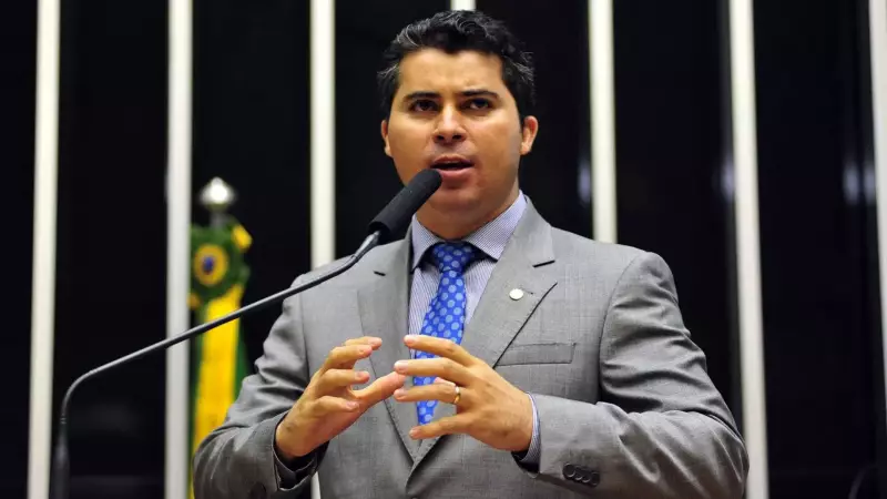 Senador envolvido em discussão com Marina Silva assinou 'jabutis' que aumentam conta de luz e poluição