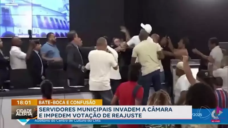 Servidores municipais invadem Câmara de Salvador em protesto por salários atrasados; vereador é mordido