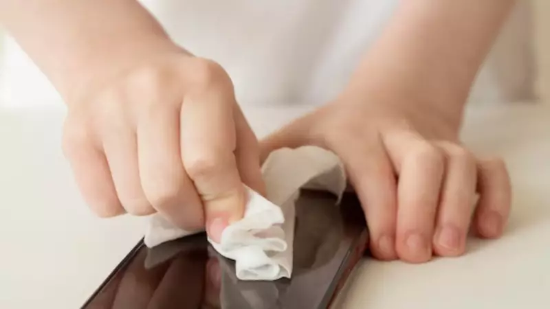 Seu celular pode ter 10 vezes mais bactérias que um vaso sanitário! Descubra como higienizar corretamente