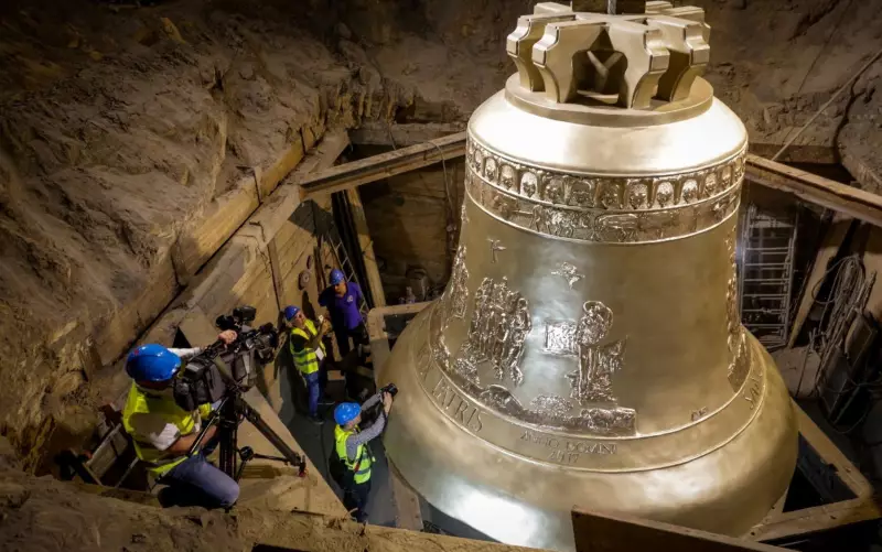 Sino gigante de 55 toneladas chega a Goiás com carreata e missa solene