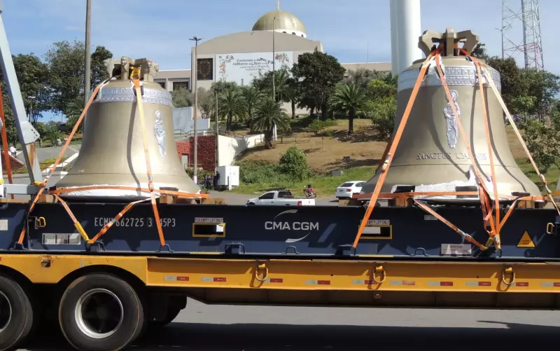 Sinos históricos chegam a Trindade e emocionam fiéis em recepção marcante