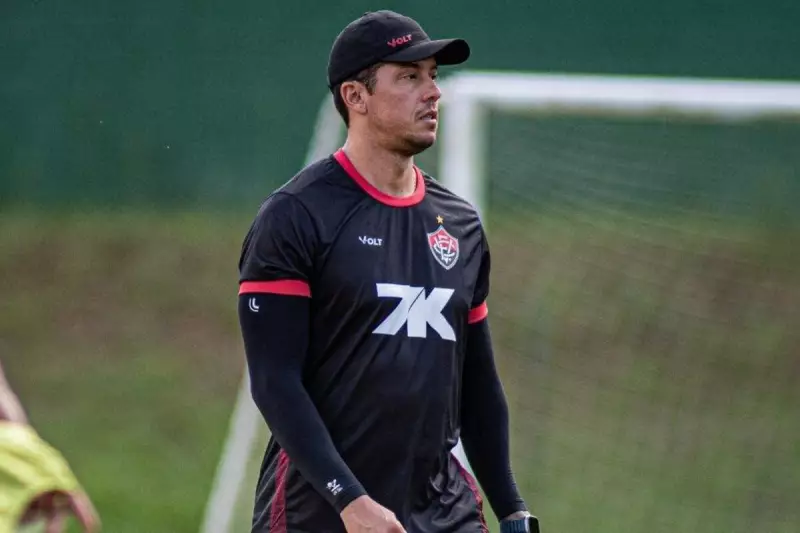 STJD arquiva processo e Thiago Carpini está liberado para comandar o Vitória contra o Santos