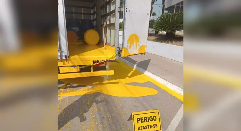 Tambor de tinta tomba dentro de caminhão e transforma avenida em rio amarelo em Itu