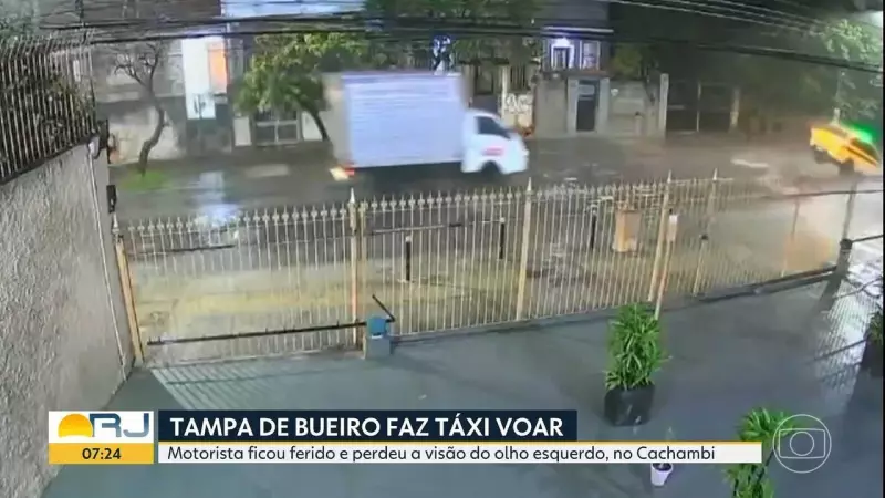 Tampa de bueiro solta causa acidente com táxi no Rio de Janeiro