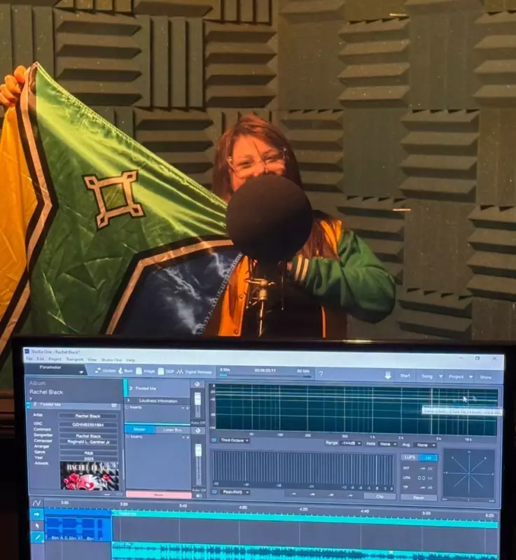 Tatty Taylor grava primeiro álbum internacional e anuncia retorno à banda Babilônia