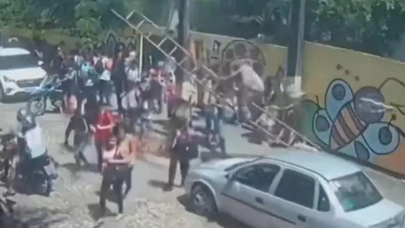 Técnico de telefonia despenca com escada, derruba poste e quase atinge crianças em Fortaleza