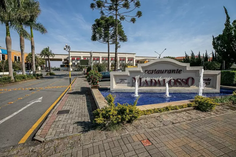 Tempestade causa desabamento parcial do teto do famoso restaurante Madalosso em Curitiba