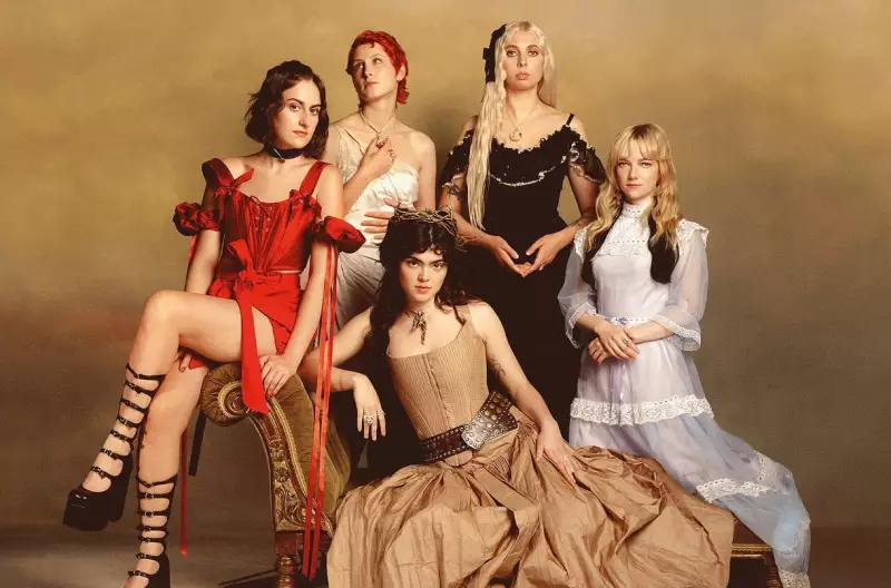 The Last Dinner Party celebra boom de músicas sáficas: 'As pessoas estão desesperadas por comunidade'