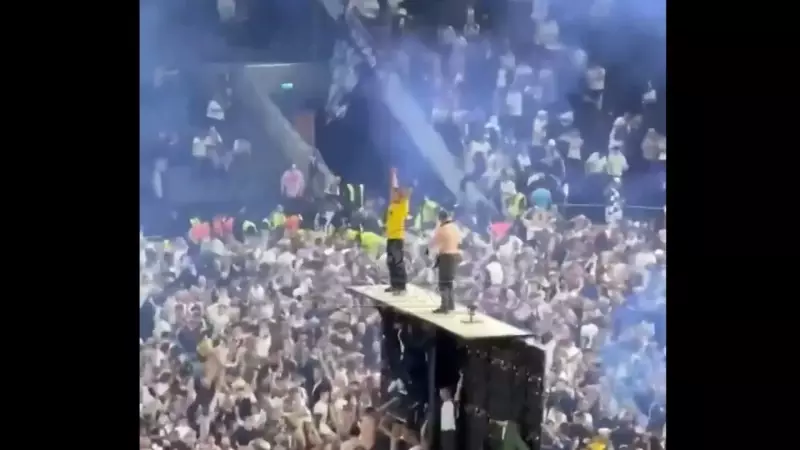 Torcedores do Tottenham invadem campo e escalam telão após título emocionante