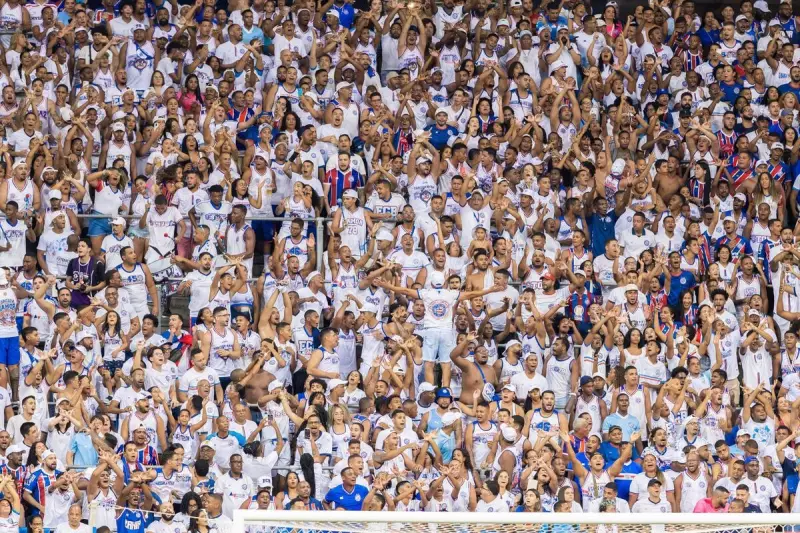 Torcida Bamor desafia proibição e anima jogo do Bahia com bateria contra o Paysandu