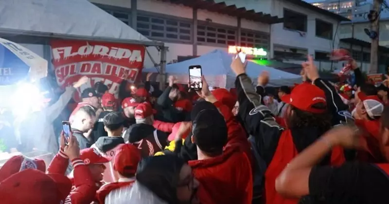 Torcida do Inter celebra em Florianópolis antes da classificação nos pênaltis contra o Avaí