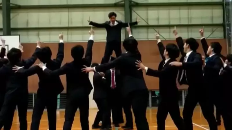 Trabalhadores japoneses viram sensação nas torcidas com coreografias impressionantes