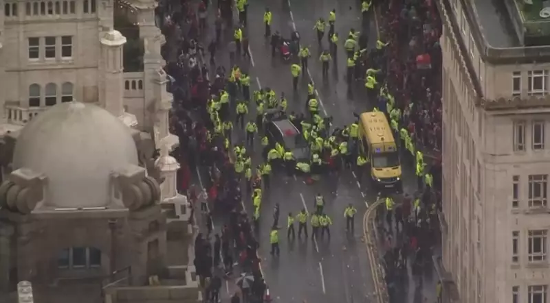 Tragédia em festa de torcedores: Carro atropela fãs do Liverpool após vitória na Premier League