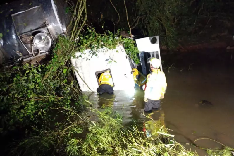 Tragédia em SC: Caminhão com leite despenca ribanceira de 35 metros e motorista morre