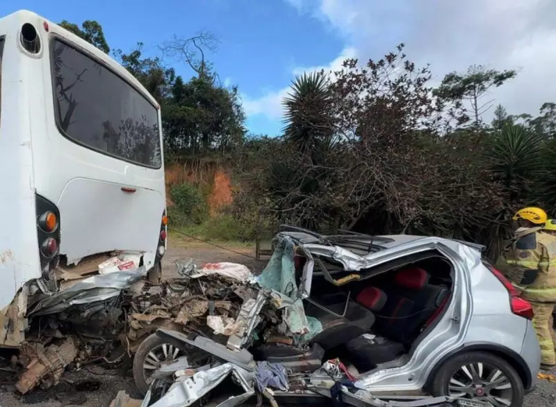 Tragédia na BR-040: Colisão entre carro e ônibus deixa dois mortos e dois feridos em MG