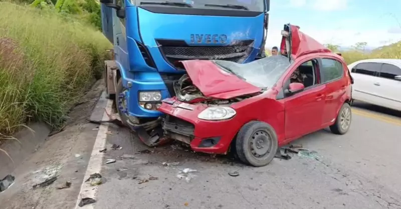 Tragédia na BR-116: Mulher morre em colisão entre carro e carreta em Itambacuri