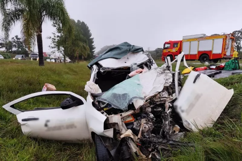 Tragédia na BR-282: Carro vira bola de metal e motorista morre em acidente chocante em SC