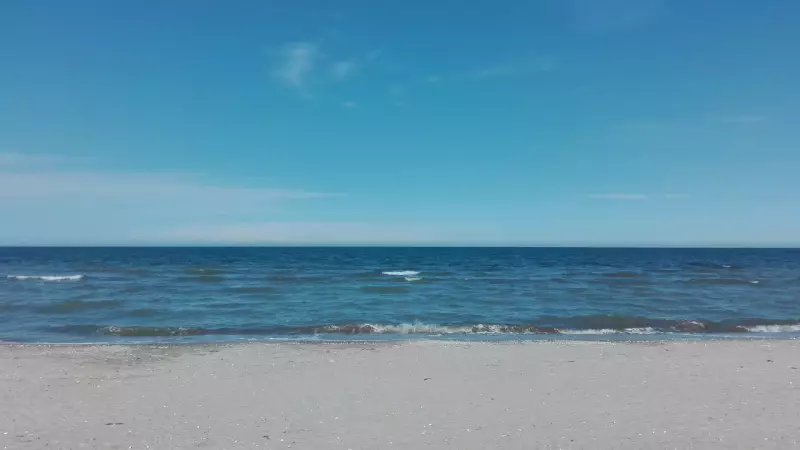 Tragédia na Itália: Mulher morre atropelada por escavadeira em praia lotada