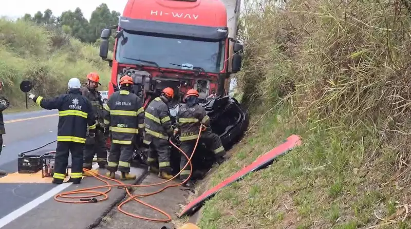 Tragédia na rodovia: colisão frontal entre carro e carreta deixa vítimas fatais no interior de SP