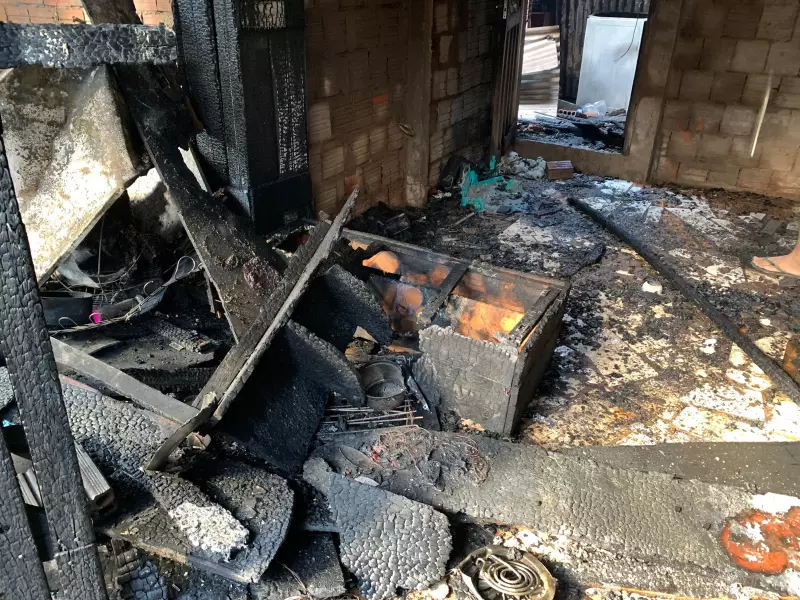 Tragédia no Acre: Boleira vive momento de desespero ao encontrar casa em chamas e família perde tudo