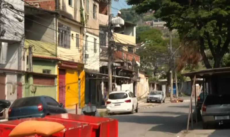Tragédia no Morro do Fubá: Moradores carregam corpos após tiroteio violento