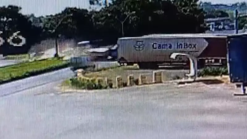 Tragédia no trânsito: Caminhão atinge ambulância no PR; uma morte e sete feridos