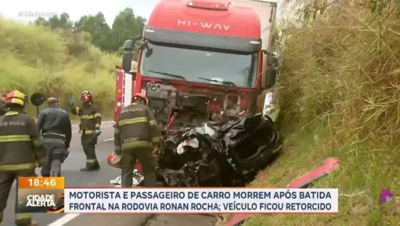 Tragédia no trânsito: Carro colide frontalmente com caminhão e deixa duas vítimas fatais no interior de SP