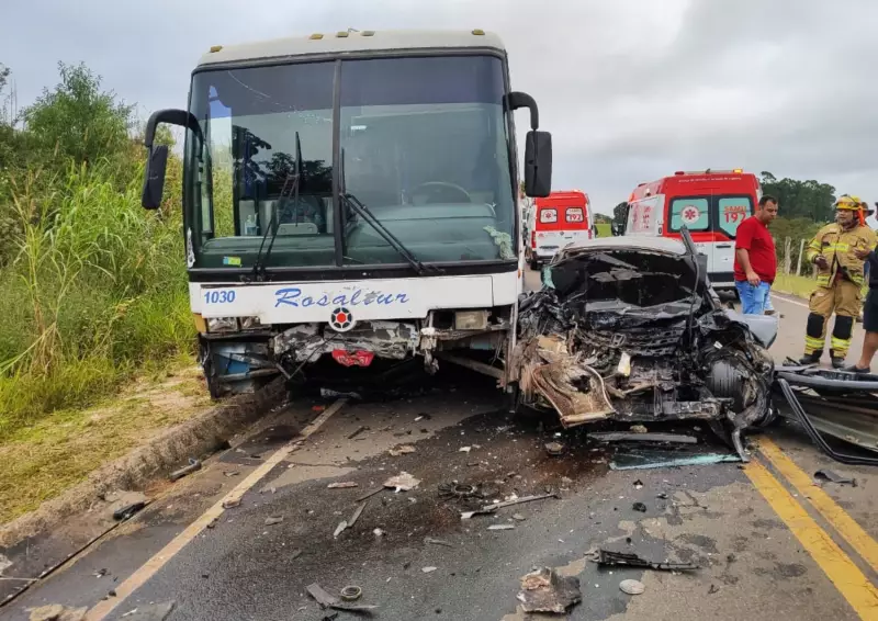 Tragédia no trânsito: colisão entre ônibus e carro mata um e deixa três feridos em Muzambinho, MG