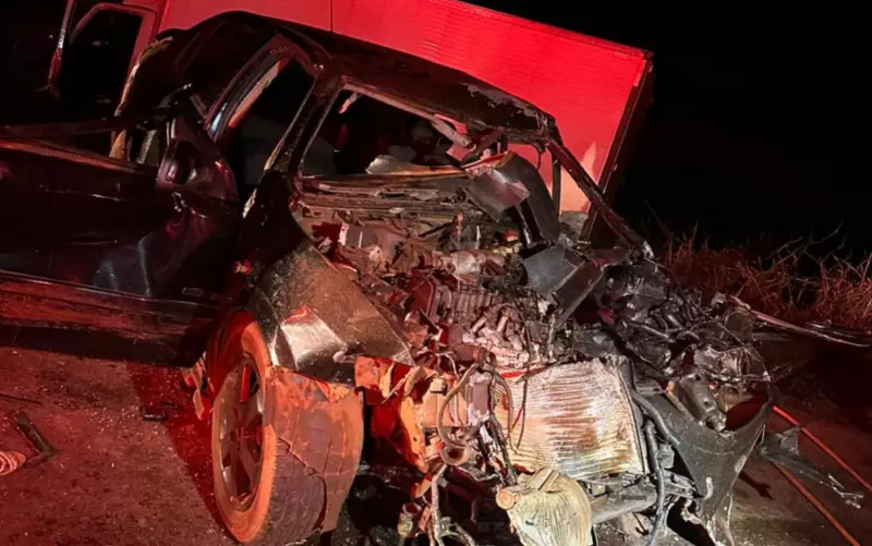 Tragédia no trânsito: homem morre e três ficam feridos em colisão entre carro e caminhão em Guaíra, SP