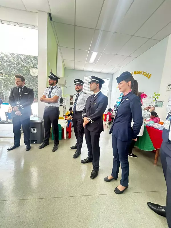 Tripulantes da Azul levam alegria a crianças do Hospital da Baleia em BH