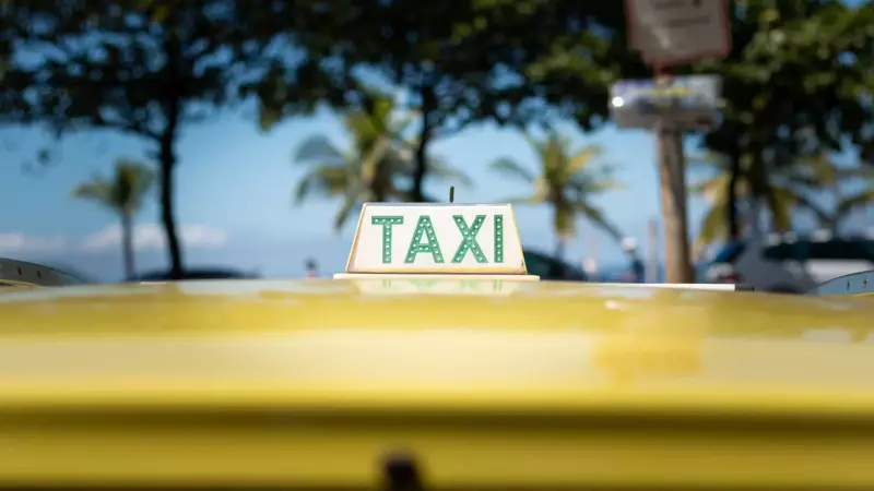 Turista chileno é cobrado R$ 778 por corrida de táxi no Rio e denuncia abuso