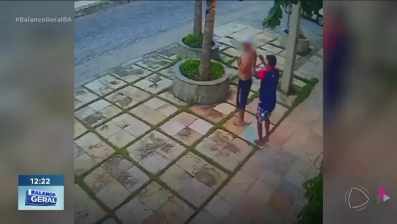 Turista é assaltado em plena luz do dia: vídeo mostra ladrão arrancando corrente de ouro no pescoço da vítima