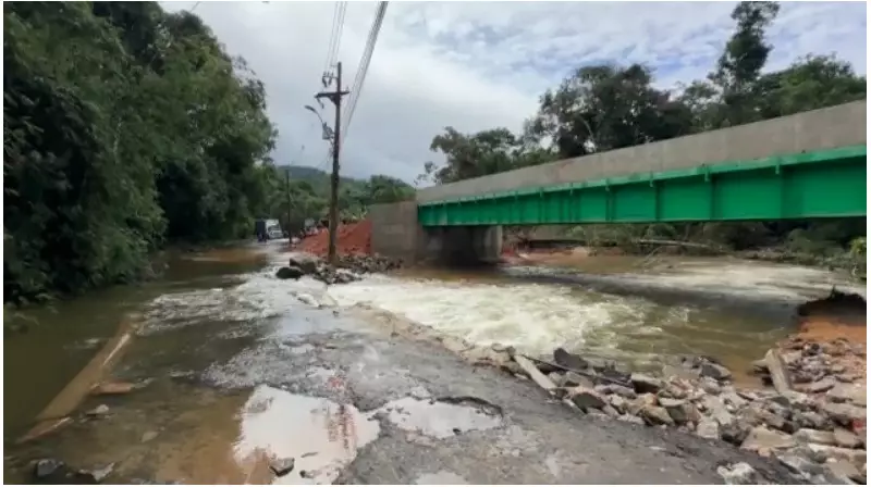Ubatuba enfrenta alagamentos e moradores lutam para atravessar ponte improvisada no bairro Folha Seca