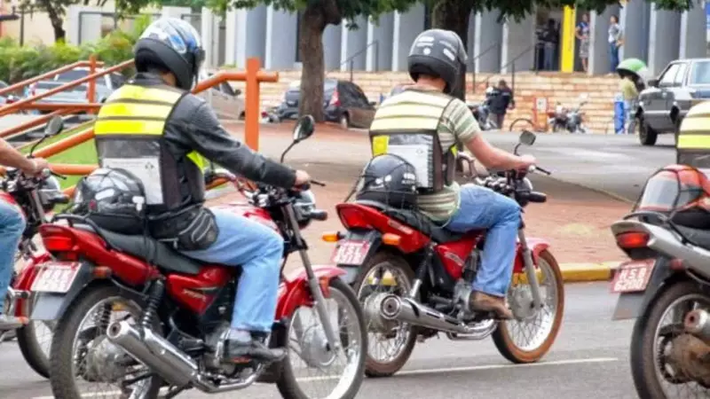 Uber e 99 continuam operando mototáxis em SP mesmo após suspensão judicial