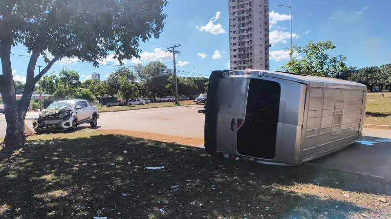 Van escolar tomba em cruzamento de Palmas e deixa crianças feridas