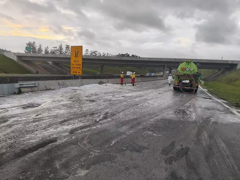 Vazamento de combustível após tombamento de caminhão na Carvalho Pinto contamina afluente do Rio Paraíba, diz Cetesb