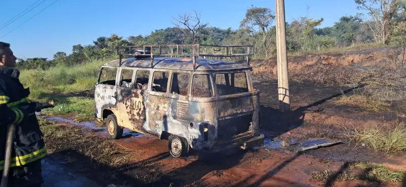 Veículo de feirantes pega fogo em estrada vicinal de Indiana (SP); veja vídeo
